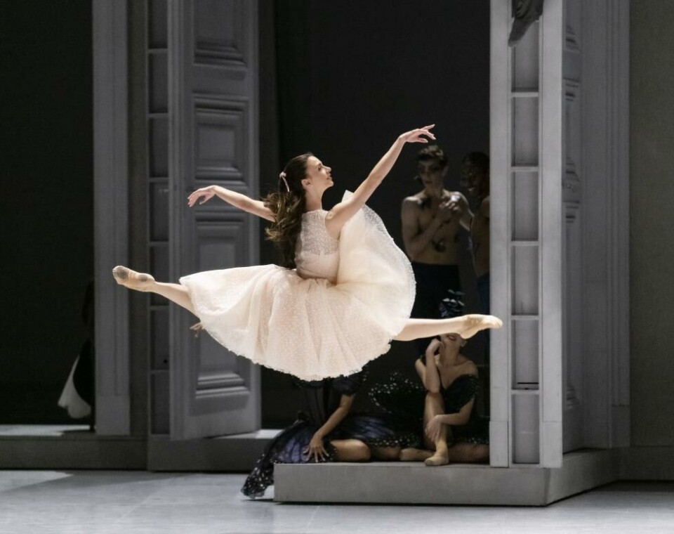 Leken og besluttsom prinsesse Aurora. Whitney Jensen som prinsessen Aurora i «Tornerose» på Den Norske Opera og Ballett. Premiere 3. juni 2023. Foto: Erik Berg.