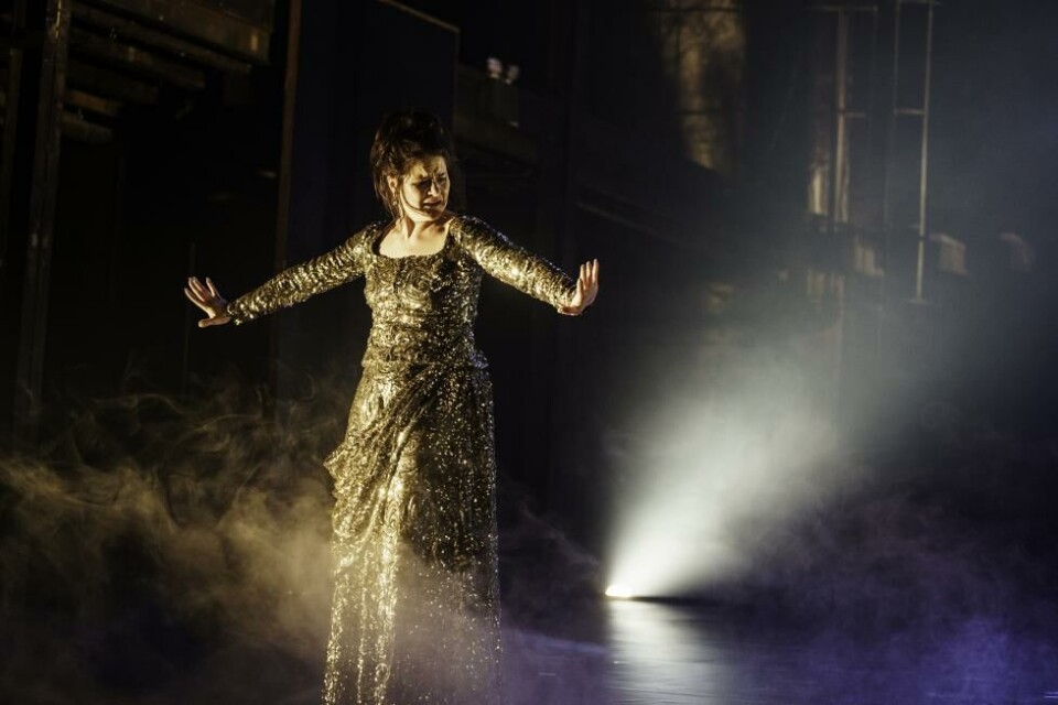 Emma Broomé (Anna) i «Det har aldrig funnits en kvinna som Anna Karenina», regi og scenografi: Ragna Wei. Orionteatern 2023. Foto: Christopher Backholm