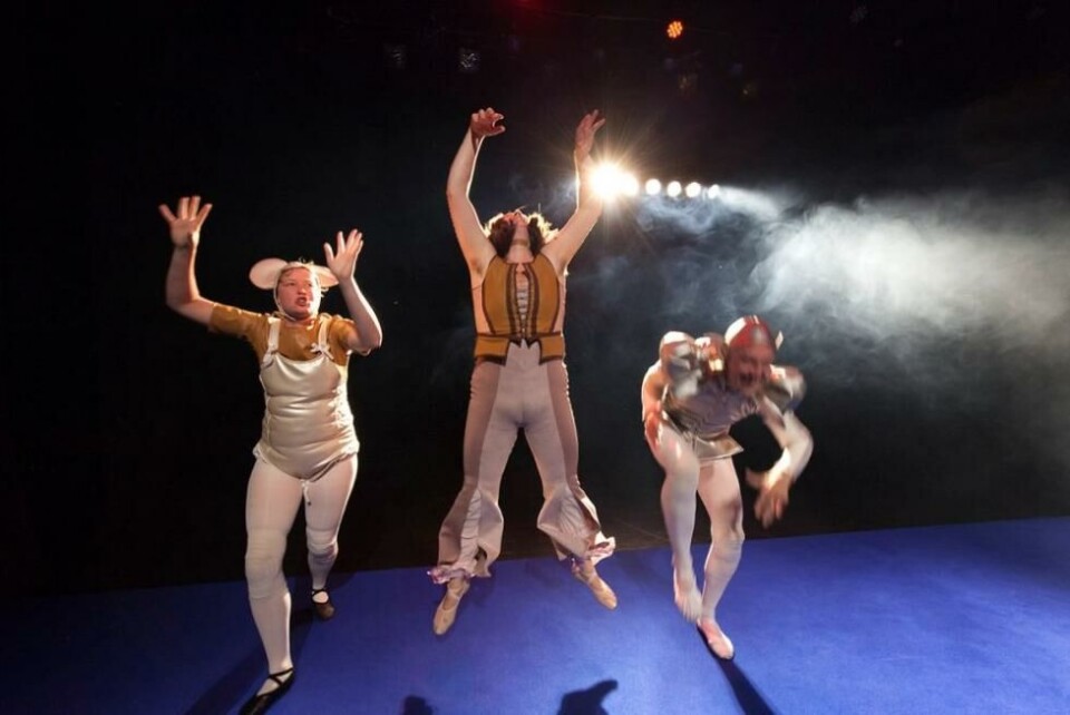 Josephine Kylén-Collins, Lærke Grøntved og Håkon Mathias Vassvik i Zekt, regi: Henriette Pedersen. Black Box teater 2023. Foto: Sveinn Fannar Jóhannsson