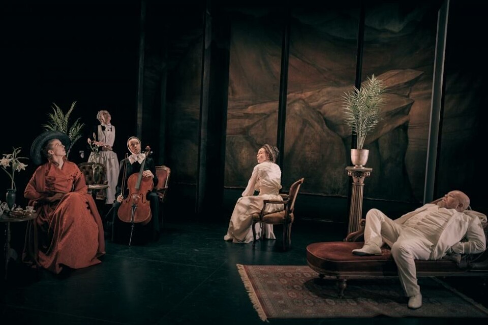 Fra venstre: Katja Lindeberg, Julie Sofie Reite, Linda Brean Mathisen, Kirsti Torhaug og Sven Henriksen i
«Når vi døde vågner». Regi: Hilda Hellwig. Nordland teater 2023. Foto: Magnus Skrede