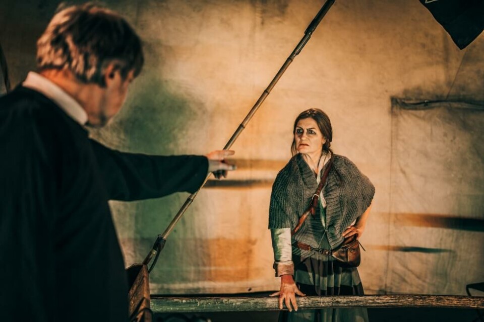 Hanne Dieserud som mor Courage, I regi av Lars Øyno. Grusomhetens teater 2023. Foto: Magnus Skrede