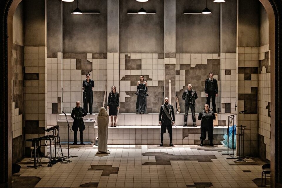 Ensemble i Iliaden, scenografi Ida Marie Ellekilde. Iliaden, regi Eline Arbo. Betty Nansen teatret 2023. Foto Camilla Winther