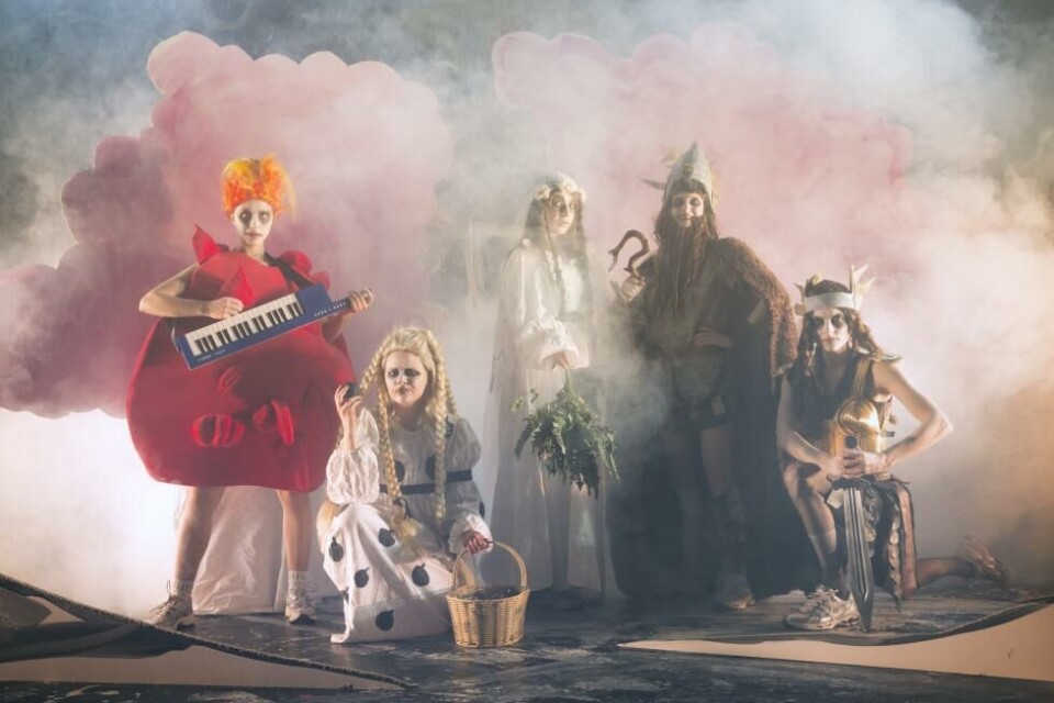 «Nibelungens ring 2.0.» av Marie NIazm Bakken med ensemble. Turteatern, Kärrtorp. Foto: Jonas Jörneberg