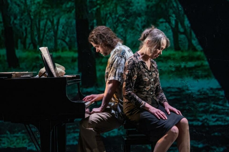 Torbjørn Eriksen (James jr. ) og Marianne Nilsen (Mary) i «Lang dags ferd mot natt». Regi: Eirik Stubø, Rogaland Teater 2023. Foto: Grethe Nygaard