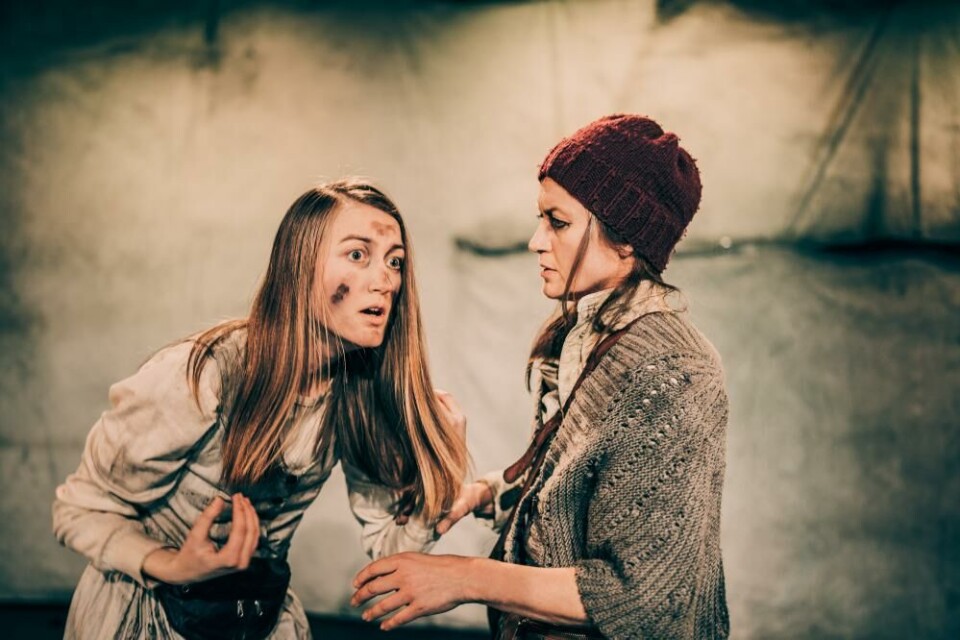 Johanna Øyno (Kattrin) og Hanne Dieserud (Anna Fierling). Foto: Markus Skrede