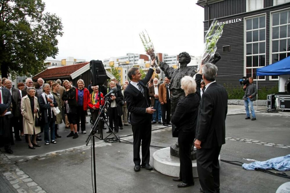 Avdukning med Jonas Gahr Støre (t.v.) foran Kanonhallen. Selvaag vil gjøre skulpturparken på Løren til en internasjonal attraksjon, iflg. billedteksten fra NTB, 2008. Foto: NTB