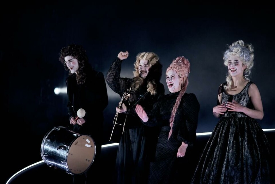 Jo Saberniak (Philinte), Fabian Heidelberg Lunde (Oronte), Emma Caroline Deichmann (Arisoné) og Sunniva Du Mond Nordal (Céliminè) i «Misantropen», regi: Johannes Holmen Dahl. Trøndelag Teater 2023. Foto: Pernille Sandberg