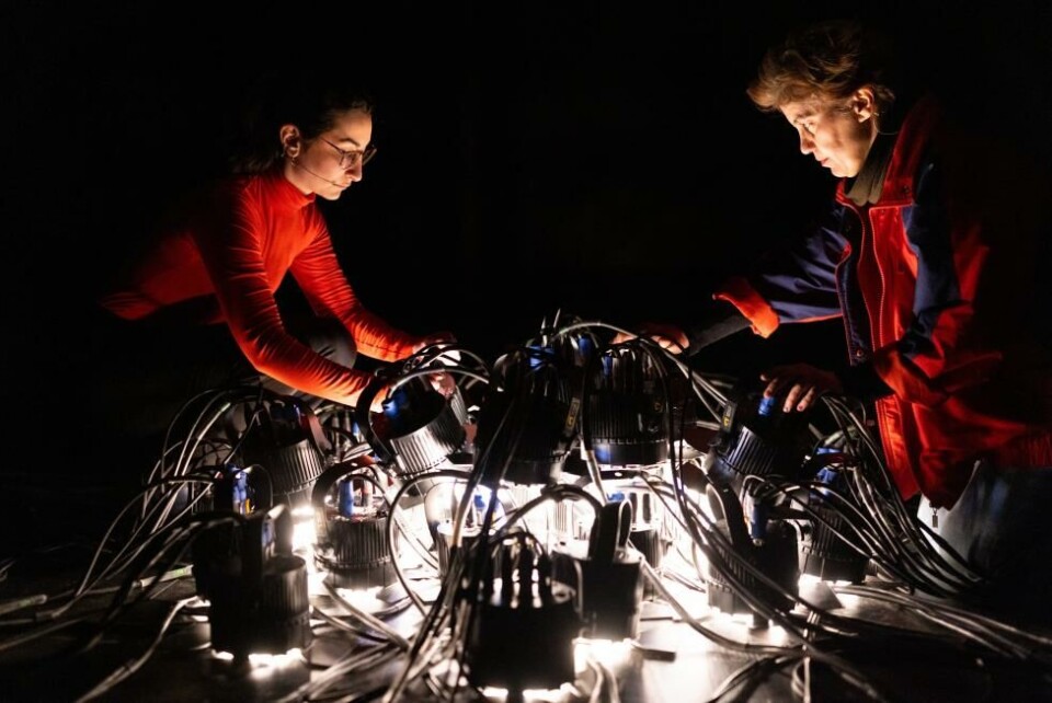 Rozerin Algunerhan og Sara Baban i «Baqorban», regi; Pia Maria Roll. Black Box teater 2023. Foto: Julie Hrnicova