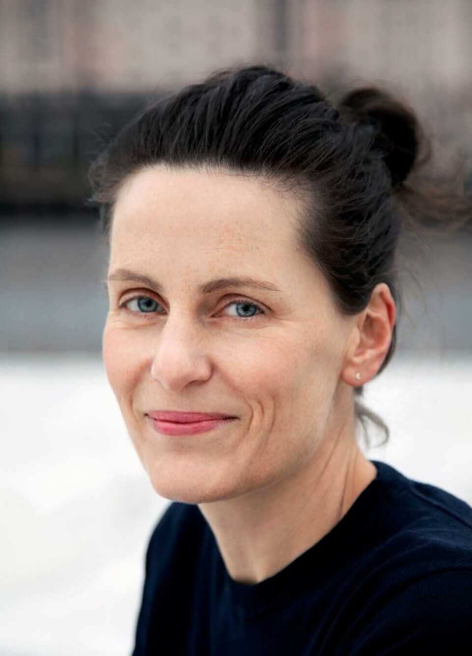 Monica Isakstuen er dramatiker og romanforfatter. Foto: Gyldendal Norsk Forlag
