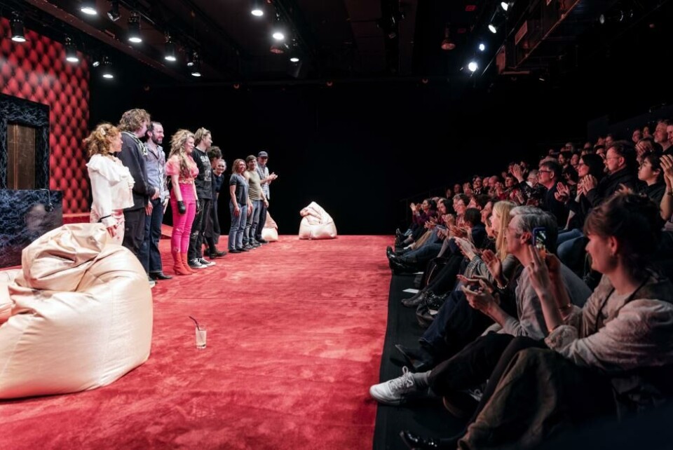 Ensemblet, regissør, scenograf og sceneteknikerne i Susie Wang tar applaus etter «Burnt Toast» på FIND i Berlin. Foto: Schaubühne