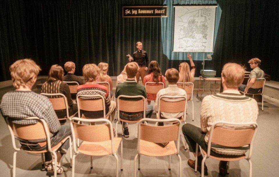 Morten Espeland, som prest, med konfirmantene. Foto: Lars Gunnar Liestøl