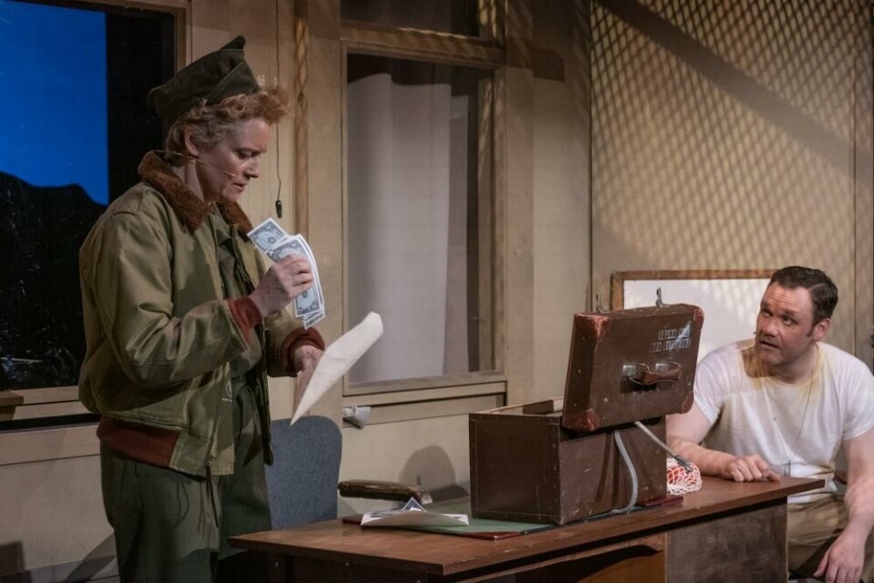 Nina Ellen Ødegår og Cato Skimten Storengen. Foto: Rogaland Teater