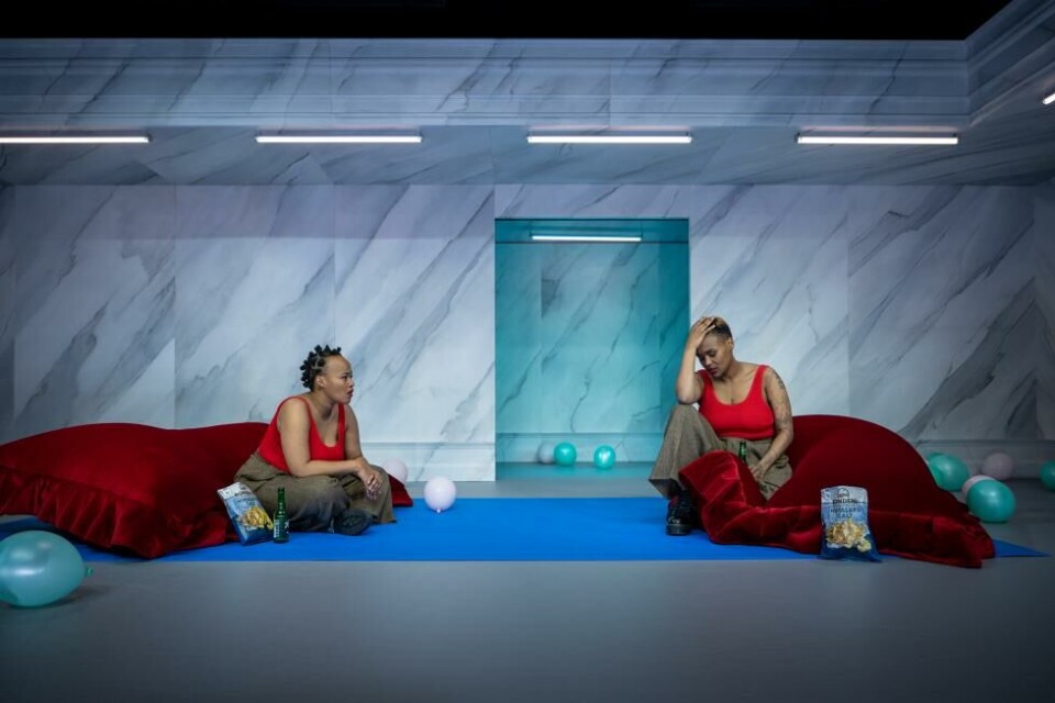 Nosizwe Baqwa og Jae Nyamburah i «De må føde oss eller pule oss for å elske oss», regi: Nina Wester. Den Nationale Scene 2023. Foto: Sebastian Dalseide