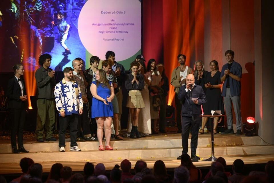 Beste forestilling: Døden på Oslo Ø, foran: Nationaltheatret sjef Kristian Seltun. Heddaprisutdelingen 2023. Foto: Skjalg Bye