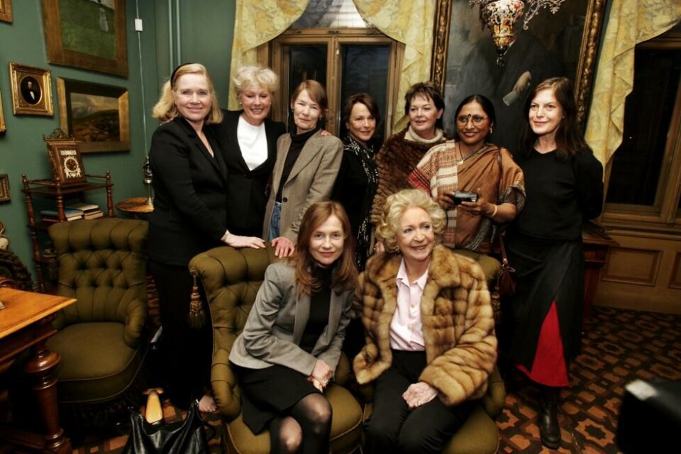 Glenda Jackson (i midten, i beige dressjakke, bak) under Ibsenjubileet, Oslo 2006. Fra venstre: Liv Ullmann, Lise Fjeldstad, Jackson, Claire Bloom, Ghita Nørby, Saoli Mitra og Angela Winkler. Foran: Isabelle Huppert og Wenche Foss. Foto: NTB