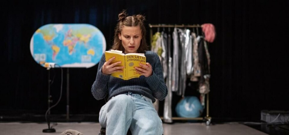 Anne Wiig i Et stykke for de levende i en døende verden. Foto: Mateo R. Christensen