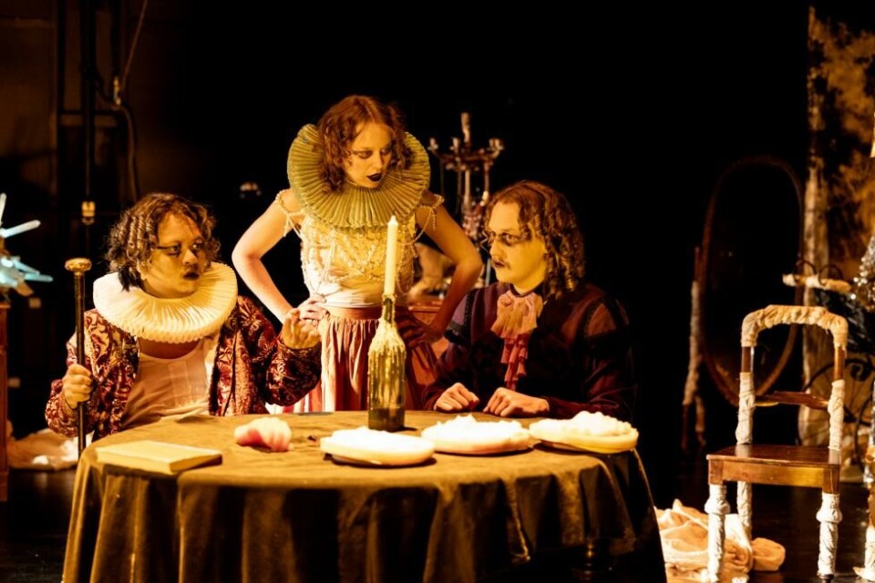 Christian Eidem, Anna Ladegaard och Fabian Heidelberg Lunde i Svingende skygger, regi: Lisa Lie. Trøndelag Teater 2o23. Foto Atle Auran