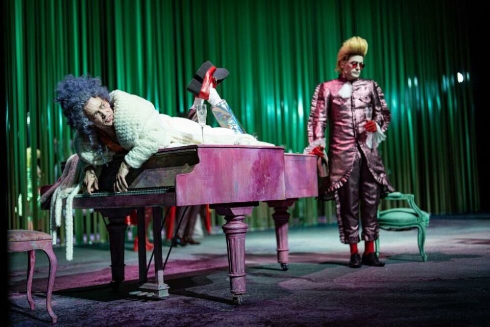 Fredrik Høstaker som Mozart og Kyrre Haugen Sydness som Salieri, i «Amadeus». Kilden teater 2023. Foto: Lars Gunnar Liestøl