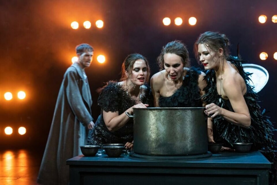 Leo Magnud de la Nuez som Macbeth, og heksene: Mereike Wang, Ragnhild Mønnes og Helga Guren. Foto: Grethe Nygaard
