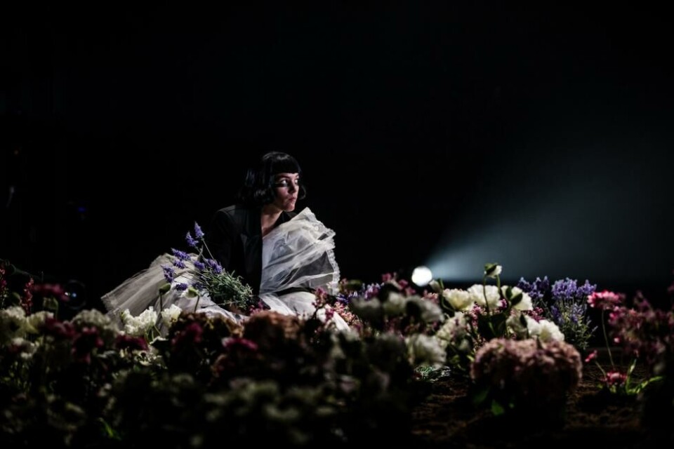 Den unge Stasia Jasji (Maria Pontén) forelsker seg i 'Den hvite Løytnanten' Simon som senere blir glødende bolsjevik. Regi: Mina Salehpour. Trøndelag Teater 2023. Foto: Andreas Schlager