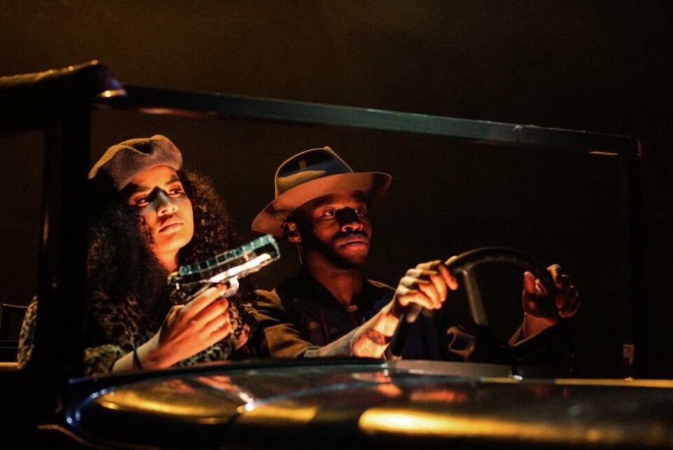 Siri Black og Sondrey i «Bonnie & Clyde», regi: Belinda Braza. Riksteatret 2024. Foto: Jonathan Vivaas Kise