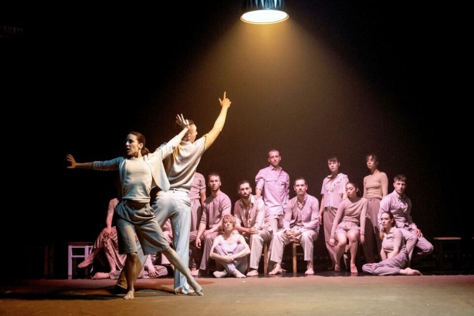 Jo Strømgrens The Hat med Polish Dance Theatre. Den norske Opera & Ballett 2023. Foto: Andrzej Grabowski