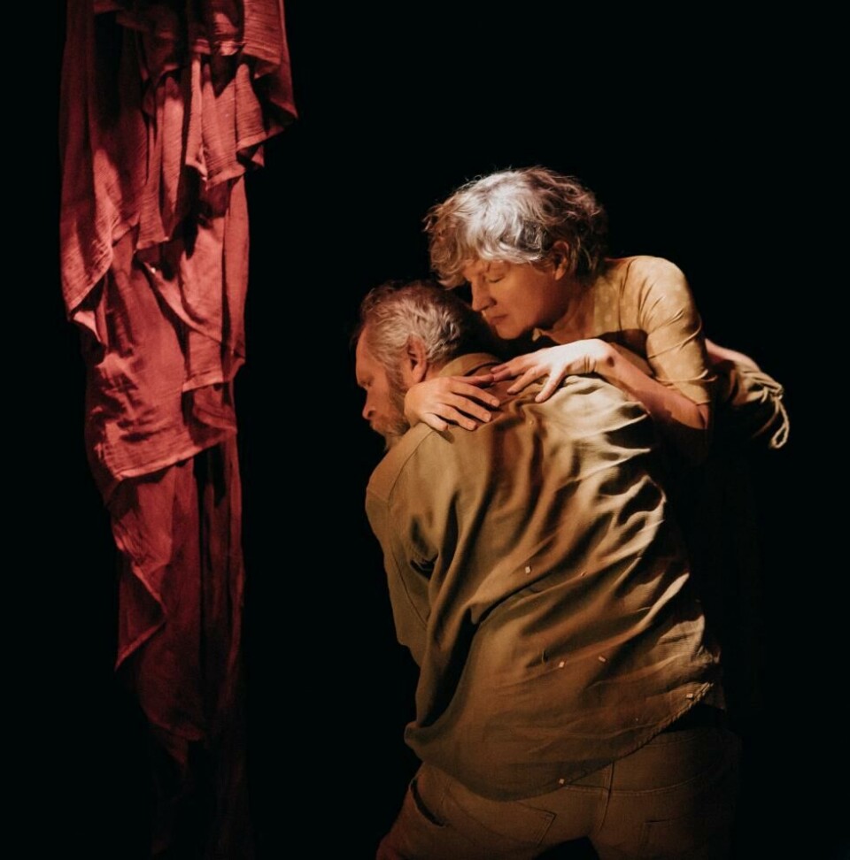 Kyrre Eikås Ottesen (Tollak) og Andrine Sæther (Ingeborg) i Tallak til Ingeborg. Regi: Miriam Prestøy Lie. Teater Vestland/ Riksteatret 2023. Foto: Magnus Skrede