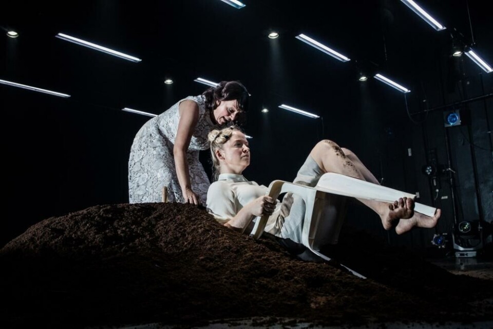 Madeleine Brandtzæg Nilsen (Kitty Jasji) og Marianne Meløy (Mariam). Foto: Andreas Schlager