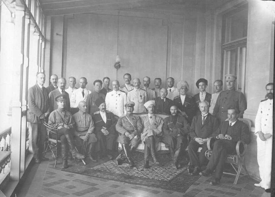 Den hvite regjeringen i Sør-Russland, 1920. Wrangel sitter i sofaen med hvit hatt, som nummer to fra venstre.