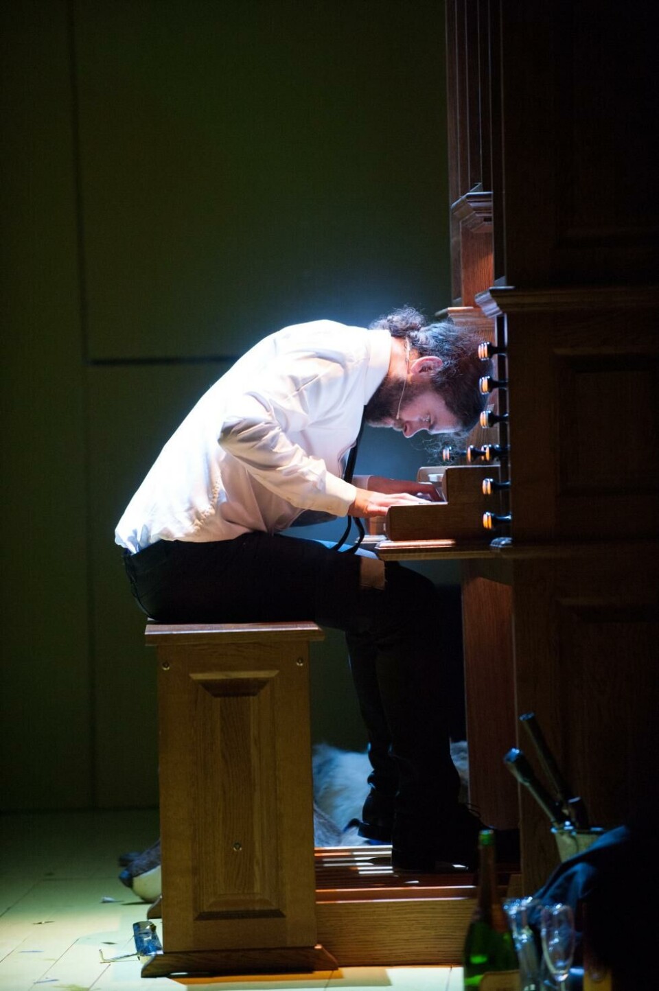 Torbjørn Eriksen som Hamlet, i regi av Kjersti Horn. Rogaland teater 2014. Foto: Stig Håvard Dirdal