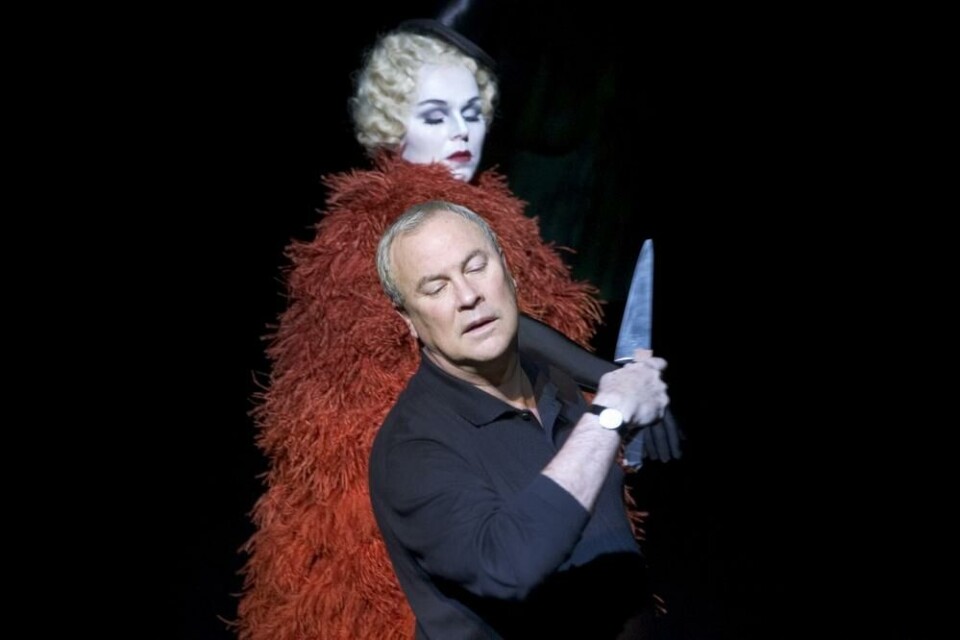 Robert Wilson under prøeve på Peer Gynt, med Gjertrud Jynge (bak). Lesley Leslie-Spinks