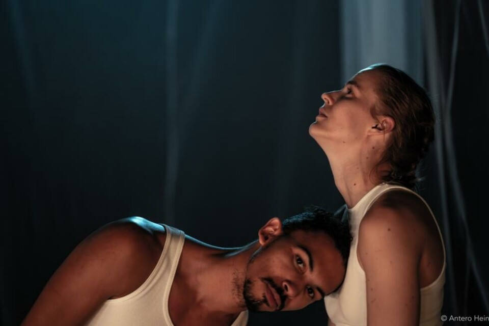 Alexander Montgomery-Andersen og Madeleine Fairminer i «Dualism», Sandnes kulturhus 2023. Foto. Antero Hein