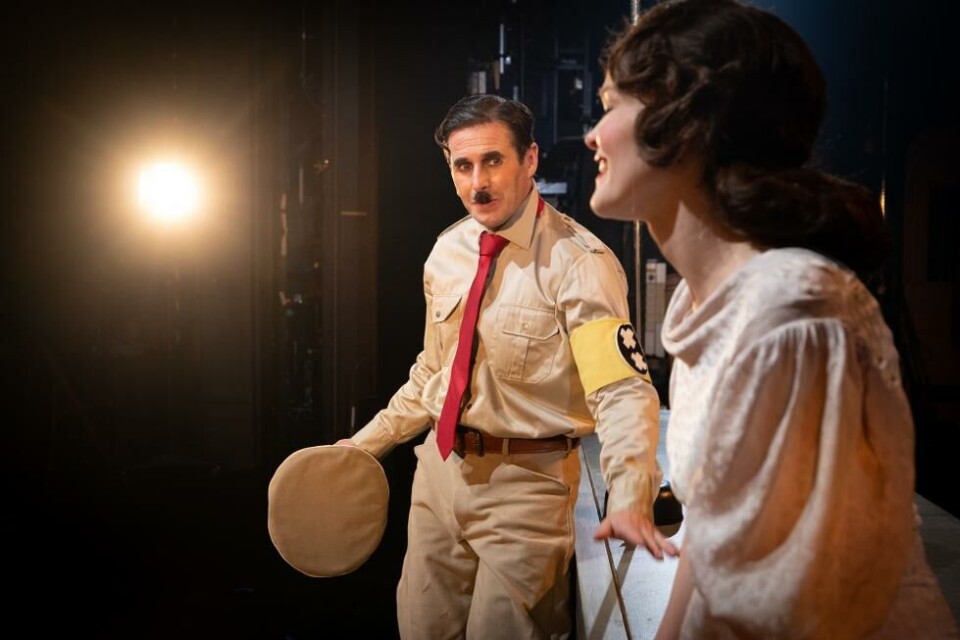 Eirik del Barco Soleglad (Chaplin) og Monica Dybwad (Paulette Goddard) i«Chaplin: Diktatoren», regi: Peer Perez Øian. DNS 2023. Foto: Sebastian Dalseide