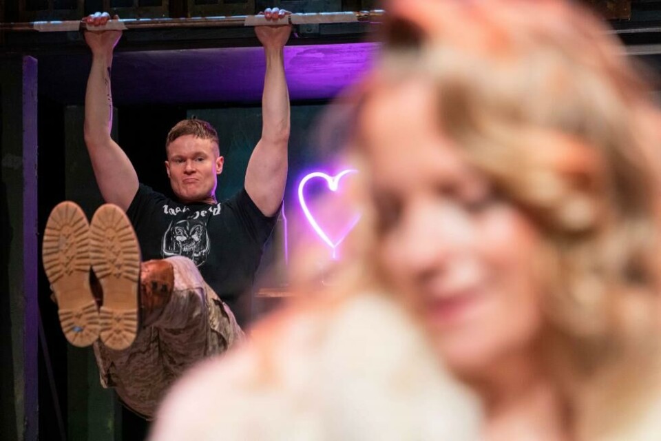 Kim Jøran Olsen (Stanley) og Nina Ellen Ødegaard (Blanche) i «En sporvogn til begjær». Rogaland teater 2024. Foto: Grethe Nygaard