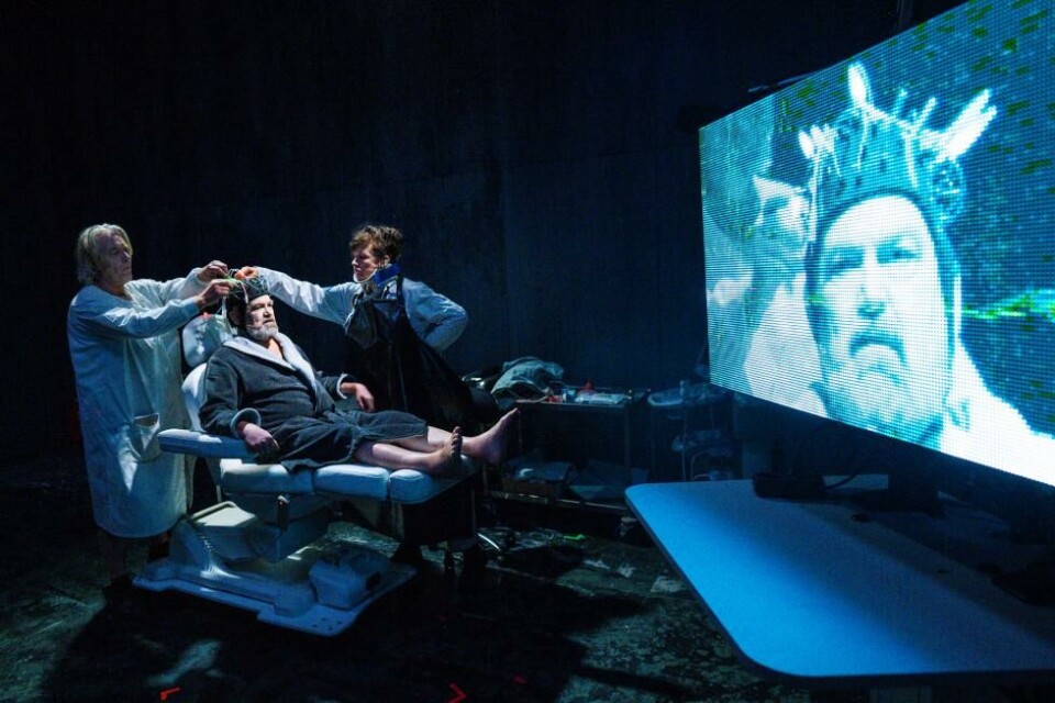 «aka Macbeth» av De Utvalgte og Lars Erik Holter. Regi: Kari Holtan. Teater Innlandet 2003. Foto: Lars Opstad