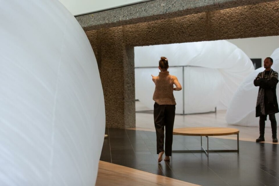 Ilse Ghekiere i «Frå form til famling», konsept, koreografi, kunstnerisk ledelse: Solveig Styve Holte. Henie Onstad kunstsenter 2023. Foto: Josh Lake