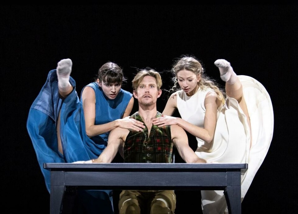 Anais Touret (Gina), Silas Henriksen (Hjalmar) og Julie Petanova (Hedvig) i «Vildanden», konsept og koreografi: Marit Moum Aune. Nasjonalballetten 2024. Foto: Erik Berg