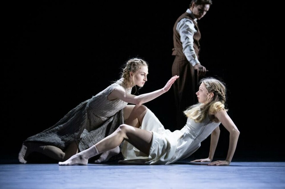 Grete Sofie Borud Nybakken (Vildanden) og Julie Petanova (Hedvig). Foto: Erik Berg