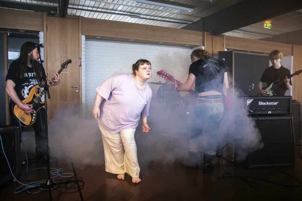 Laura Spottag Fog og The Plague i Tyngde, regi: Magnus Sparsaas. Agder Nye Teater. Foto: Hans Petter Eliassen