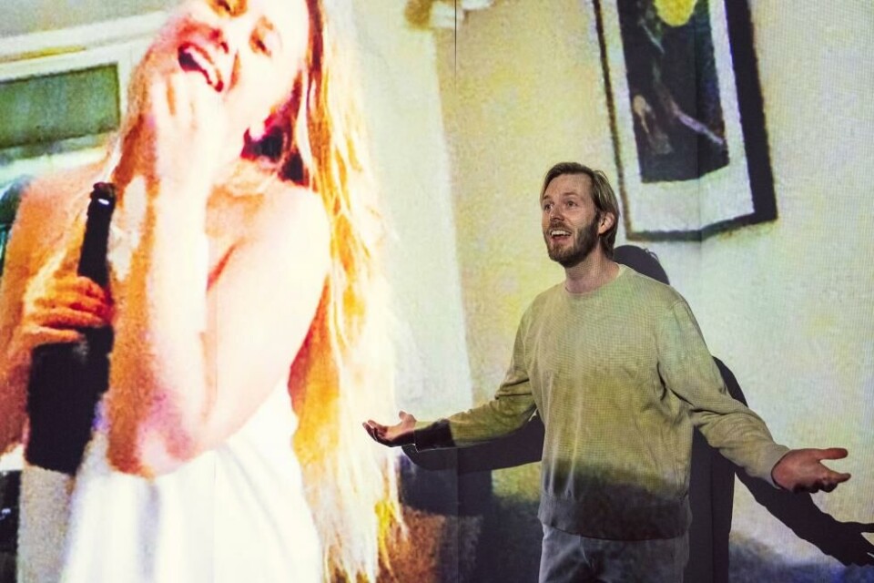 Josefine Frida Pettersen (på video) og Christian Ruud Kallum, i Nære relasjonar, regi;: Marie Blokhus. Det Norske Teatret 2024. Foto: Monica Tormassi