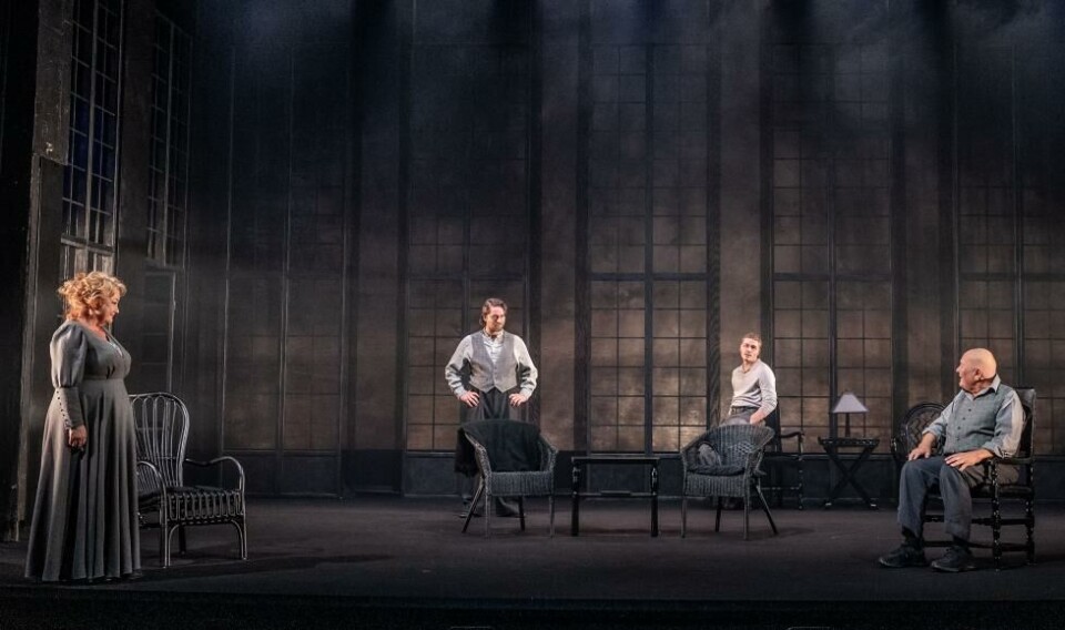 Anette Hoff (Mary), Jakob Oftebro (Jamie), Jonas Hoff Oftebro (Edmund) og Nils Ole Oftebro (James Tyrone) i Lang dags ferd mot natt, regi: Runar Hodne. Oslo Nye Teater 2024. Foto: Lars Opstad