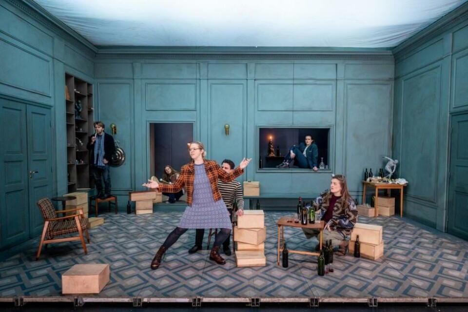 Aristofanes (Joachim Joachimsen); Eryximakos (Anne Guri Tvedt); Faidros (Francisco Kalle Navarro) Agathon (Mari Amalie Hove i veggluken) og Sokrates (Tone Oline Knivsflå). Musiker Guro Skumsnes Moe sitter på huk i døren. «Drikkegildet», regi: Mari Kjelstadli. Teater Innlandet 20024. Foto: Lars Opstad