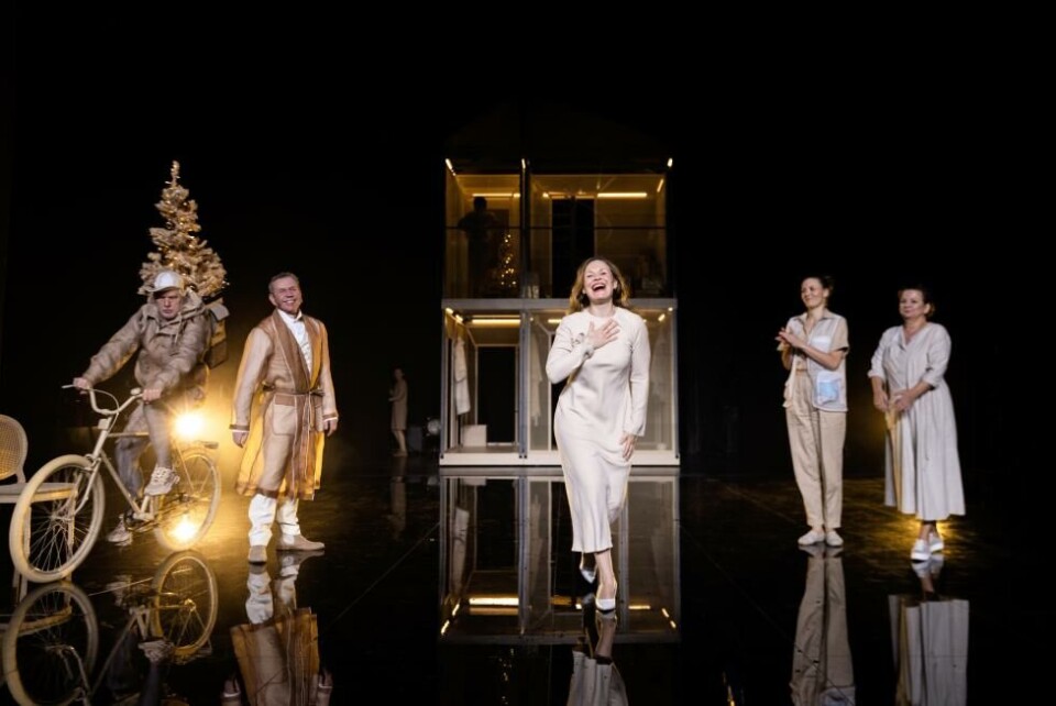 Anja Schneider som Nora i «Nora oder wie mann das Herrenhaus kompostiert», regi: Anica Tomić. Deutsches Theater Berlin 2024. Foto: Jasmin Schuller