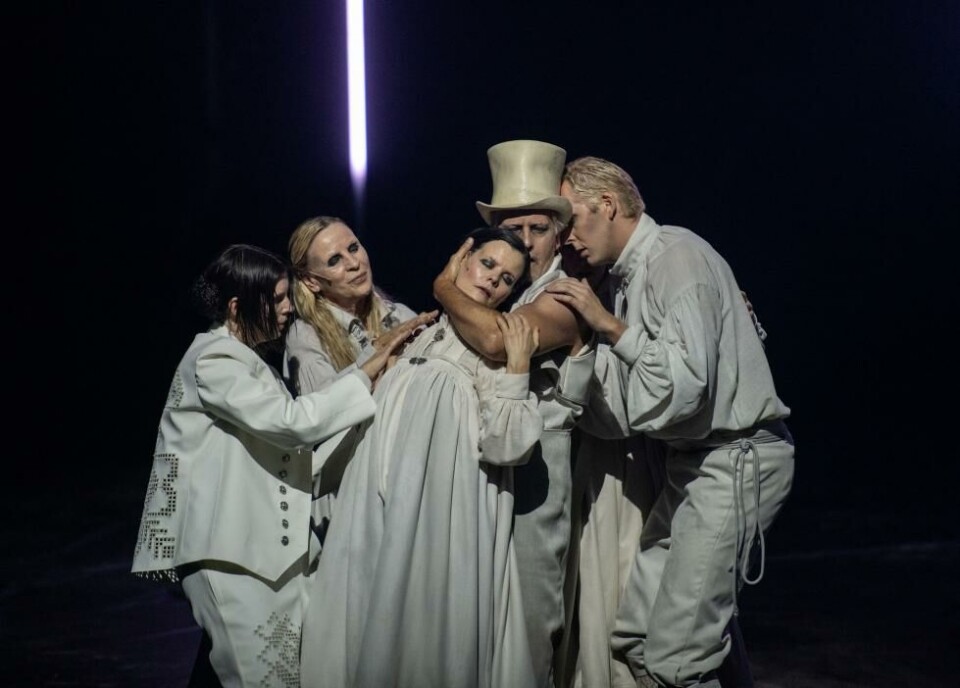 Ida Wigdel, Liv Bernhoft Osa, Kjersti Tveterås, Øystein Røger og Christian Ruud Kallum i Haugtussa, regi: Eline Arbo. Nationaltheatret/ Ruhrtriennale 2024. Foto: Caroline Seidel/ Ruhrtriennale