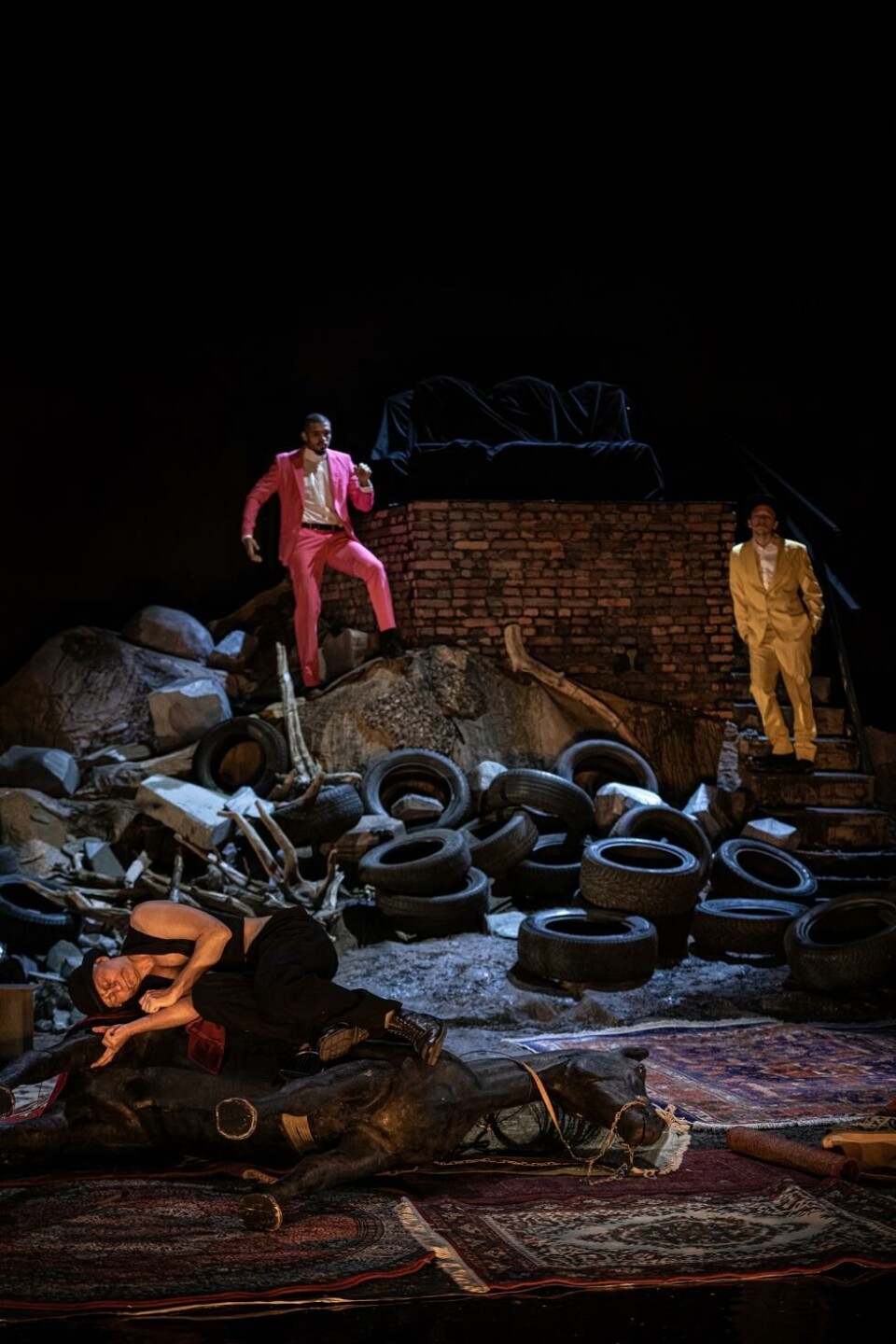 Thomas Jensen Takuy som bisp Nikolas, og Hans Petter Nilsen som Skule Jarl (foran t.v.). Kongsemnene, regi: Jurij Butusov. Trøndelag teater 2024. Foto: Vegard Eggen