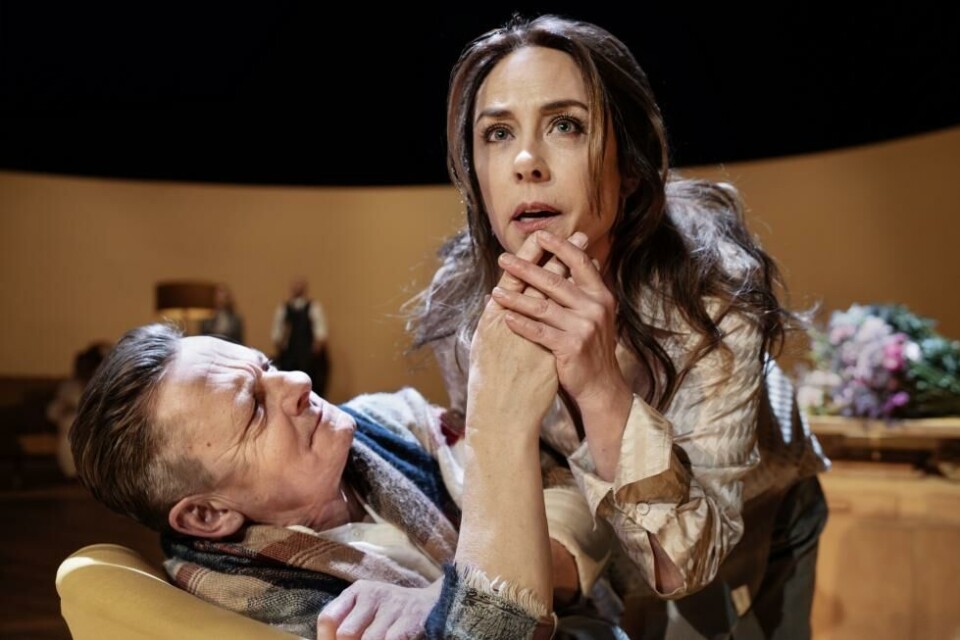 Olaf Johannesen och Sofie Gråbøl, i Timerne, regi: Eline Arbo. Det kgl. teater 2024. Foto: Camilla Winther
