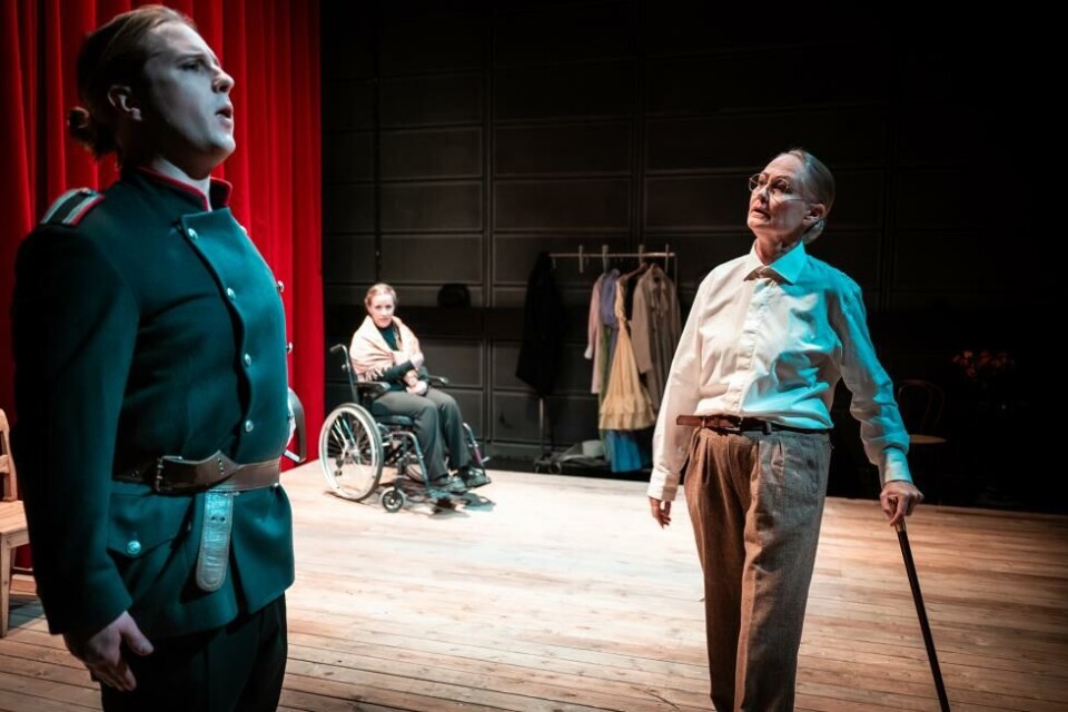 Isak Holmen Sørensen (Hofmiller), Emma Caroline Deichmann (Edith) og Ingunn Beate Strige Øyen (Kekesfalva). «De utålmodige av hjertet», regi: Jon Lockert Rohde. Trøndelag Teater 2024. Foto: Vegard Eggen