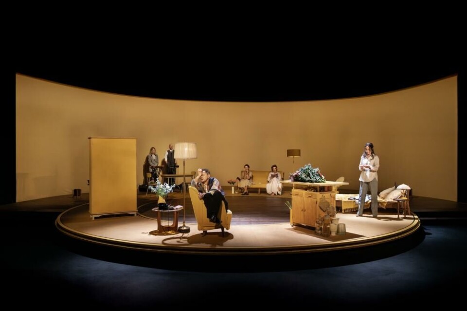 Hela ensemblen, fr v: Marie Bach Hansen, Mads Rømer Brolin-Tani, Olaf Johannesen, Karen-Lise Mynster, Josephine Park, Sofie Gråbøl. Foto: Camilla Winther