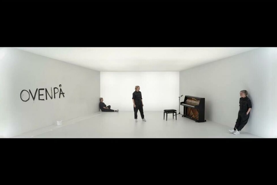 Susann Bugge Kampestad, Kjersti Nielsen og Marianne Nielsen i «I vårt sted», regi: Mari Vatne KJeldstadli. Den Nationale Scene 2024. Foto: Anna Isabel Helgadóttir