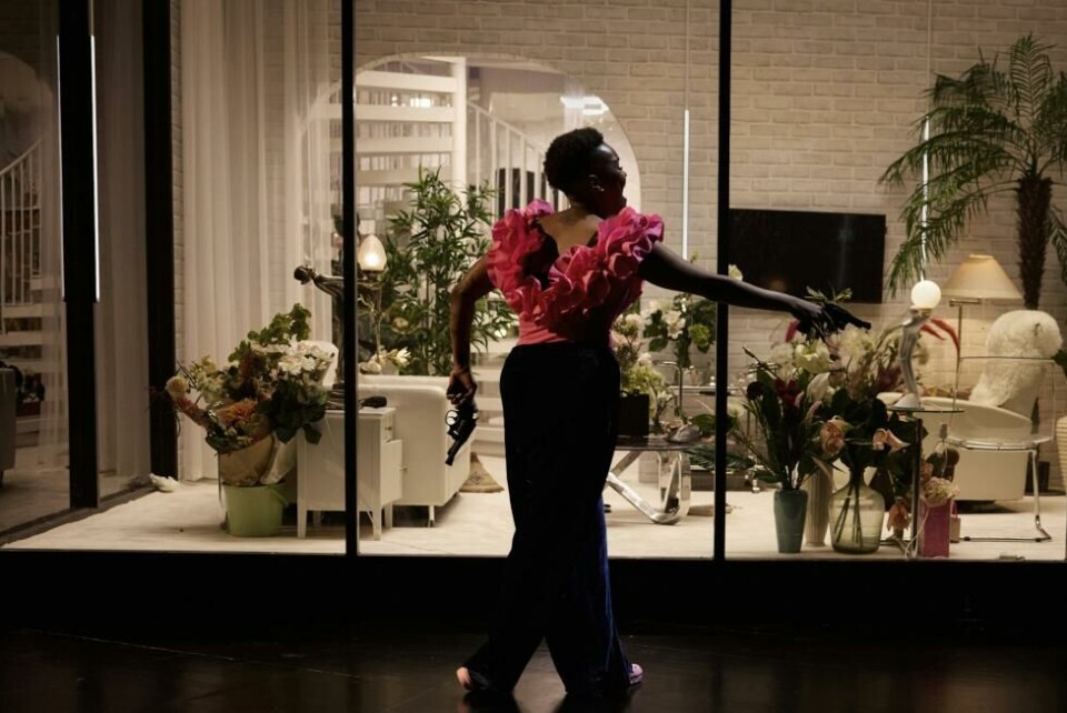 Jae Nyamburah som Hedda i «Hedda Gabler», regi: Kjersti Horn. Det Norske Teatret 2024. Foto: Pernille Sandberg